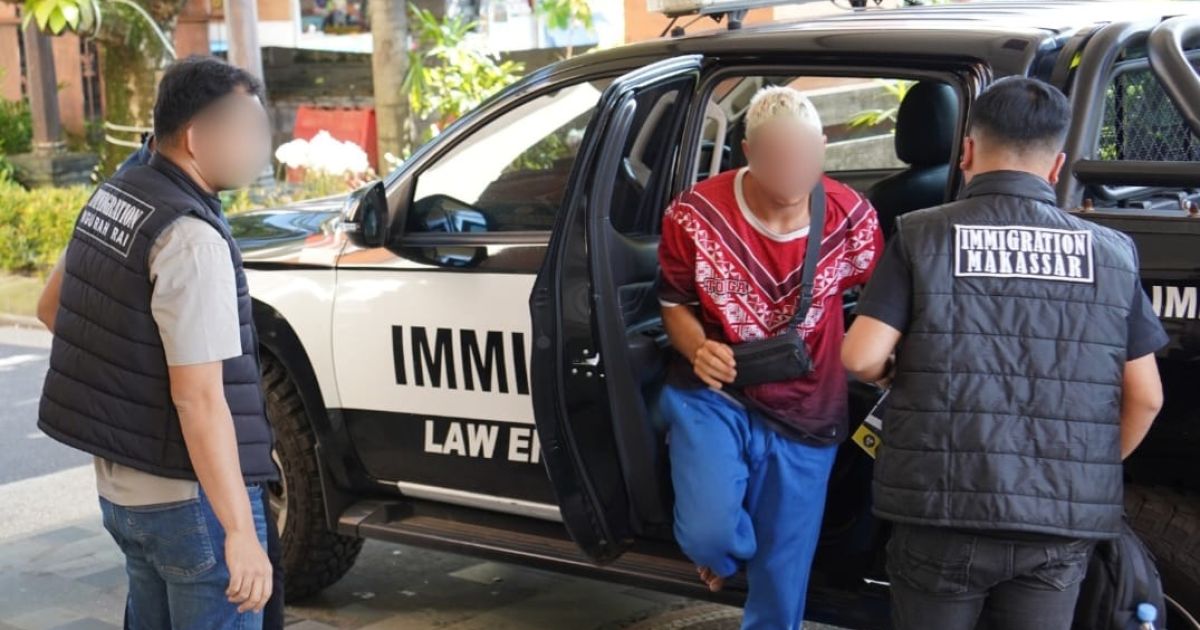 Seorang turis Belgia dideportasi dari Bali setelah aksi lompat tebing dengan motor sewaan viral di media sosial. (IST)